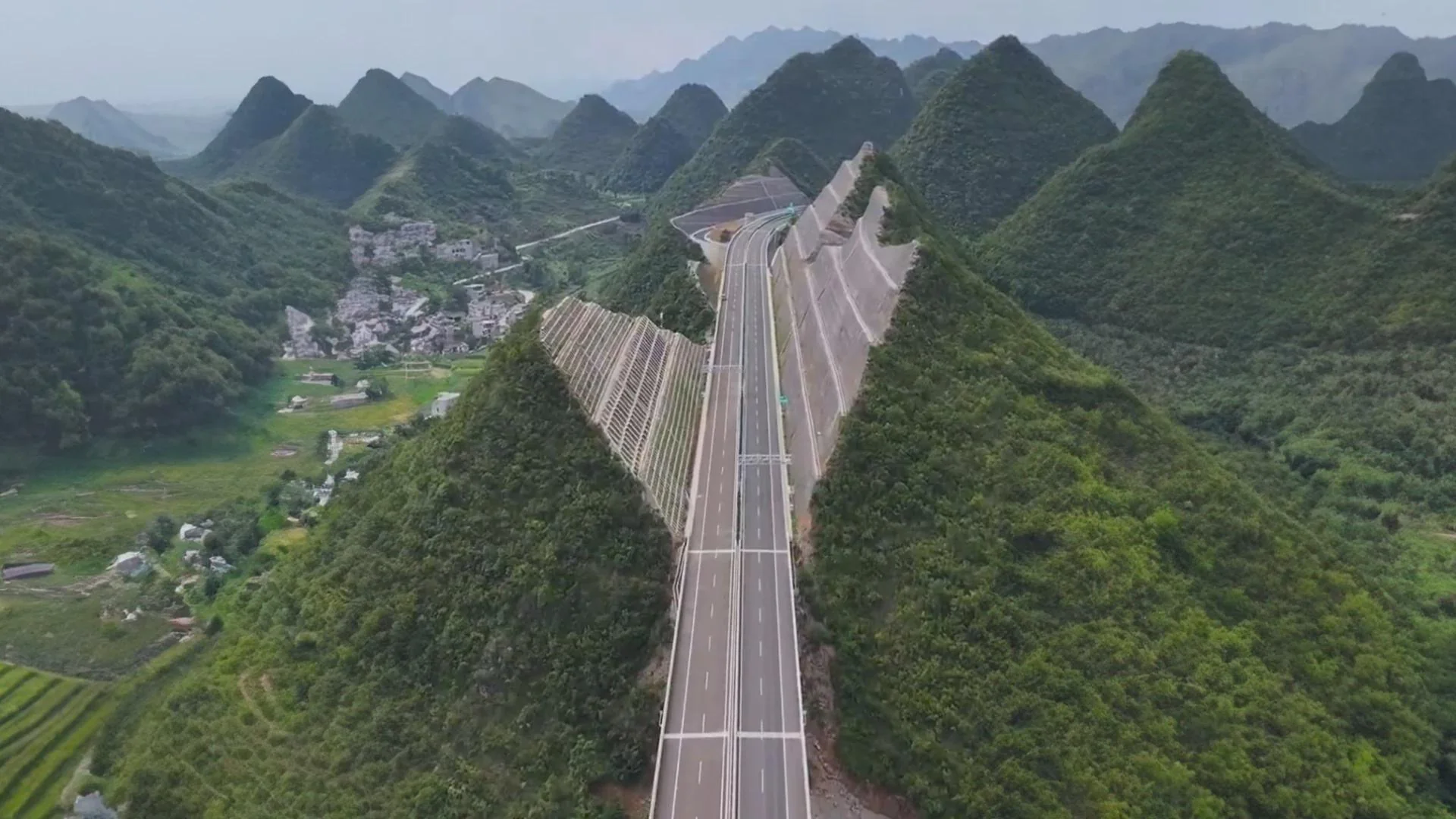 More information about "Guizhou Luan Expressway: Υπό κατασκευή η ψηλότερη γέφυρα στον κόσμο ύψους 625 μέτρων"