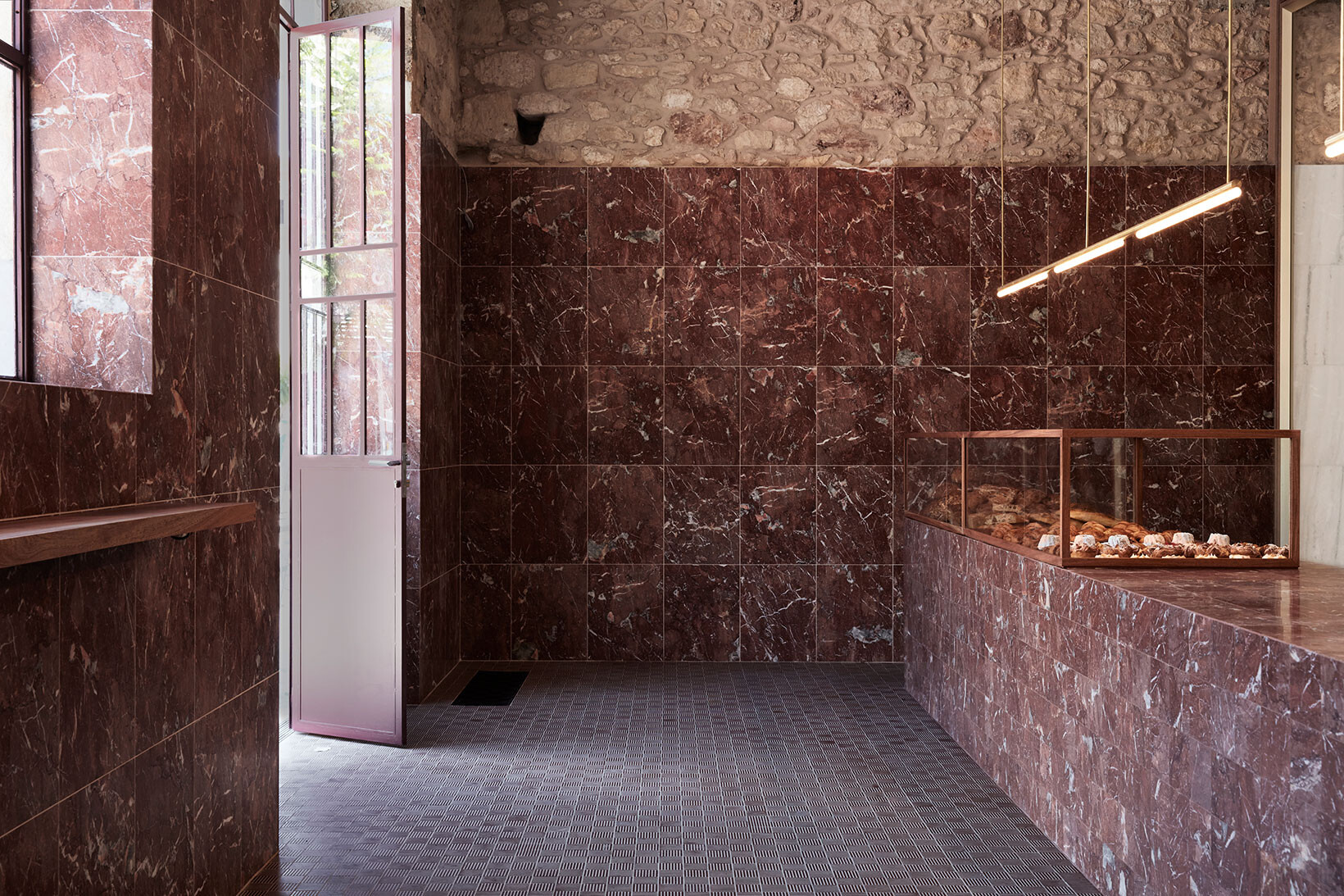 More information about "Καταστήματα-έργα τέχνης στην Ελλάδα που κυριαρχεί το design"